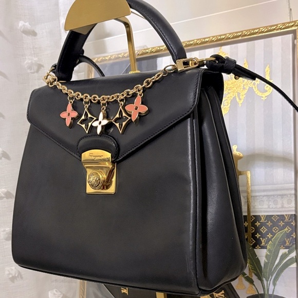 🦋 Salvatore Ferragamo 🦋 Black leather Satchel with crossbody bag W/Bag Charm-GUC - Picture 6 of 17